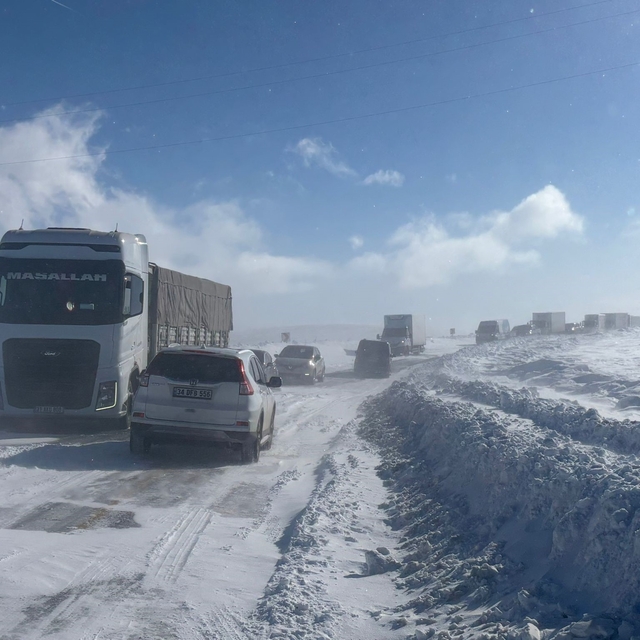 Ulaşıma kar ve tipi engeli