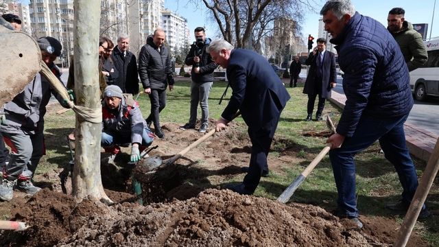 Melikgazi'de ilkbahar ağaç dikimiyle başladı
