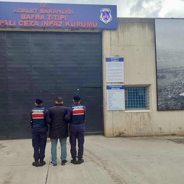 Samsun'da 18 yıl hapis cezası bulunan firari jandarma operasyonuyla yakalan...