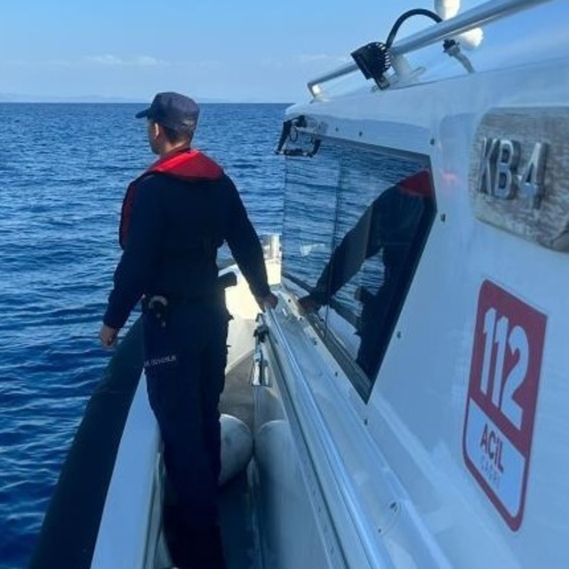 Yüzmek için denize giren şahısları, Sahil Güvenlik ekipleri kurtardı