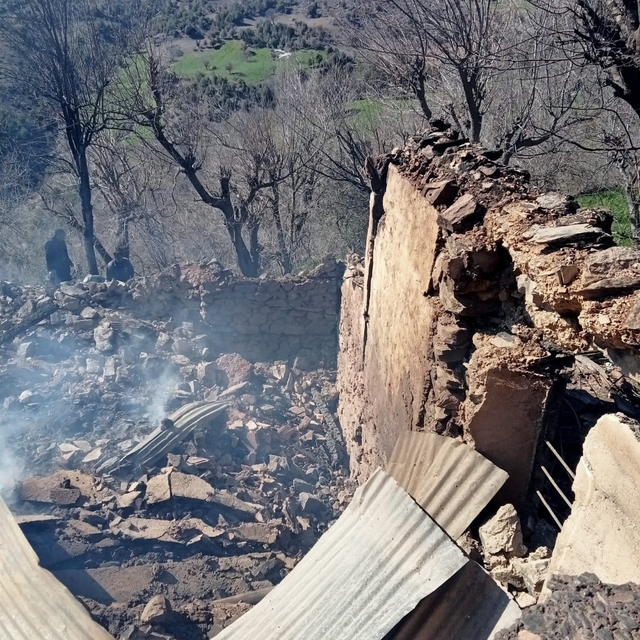 Yanan evden parasını kurtarmak isterken ağır yaralandı