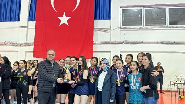 Mut'ta voleybol turnuvası düzenlendi