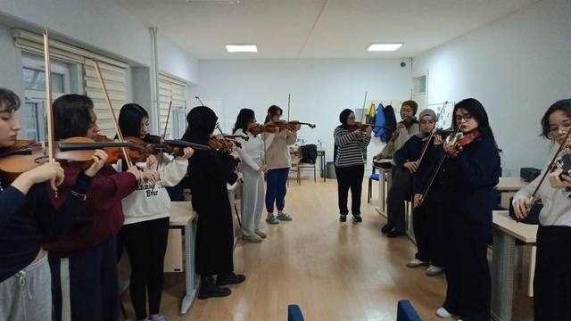 Yurt öğrencileri için keman kursu başladı