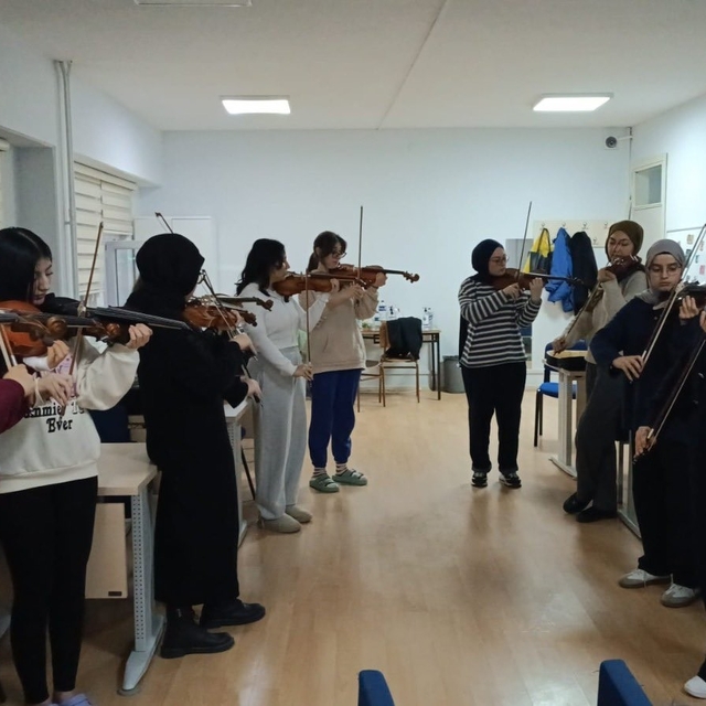 Yurt öğrencileri için keman kursu başladı