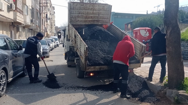 Şehzadeler'de bozulan yollar onarılıyor