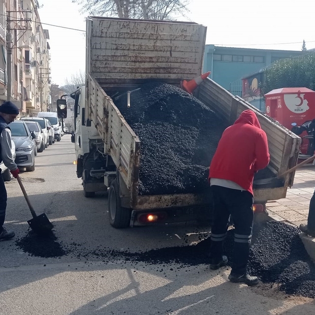 Şehzadeler'de bozulan yollar onarılıyor