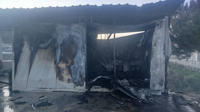 Bilecik'te elektrikli ısıtıcısı konteyneri kül etti