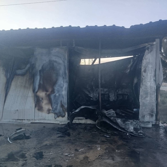 Bilecik'te elektrikli ısıtıcısı konteyneri kül etti