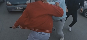 Yol verme kavgasında bıçak çeken adamı vatandaşlar engelledi