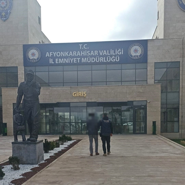 FETÖ'den aranan eski komiser yardımcısını polis yakaladı