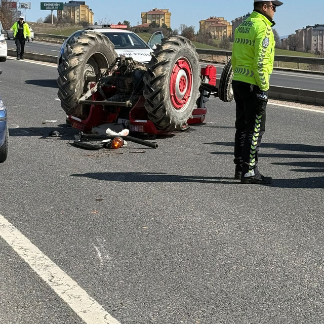 Ahşap elektrik direği taşıyan traktör devrildi: 1 ölü