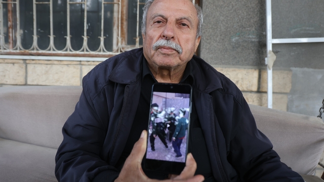 'Dua etsinler yeter' diyen yaşlı adam emekli maaşını mahalleliye dağıtıyor