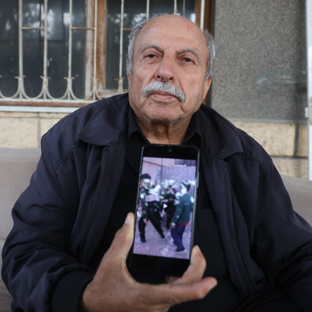 'Dua etsinler yeter' diyen yaşlı adam emekli maaşını mahalleliye dağıtıyor