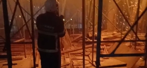 İnşaat halindeki binanın çatısında korkutan yangın