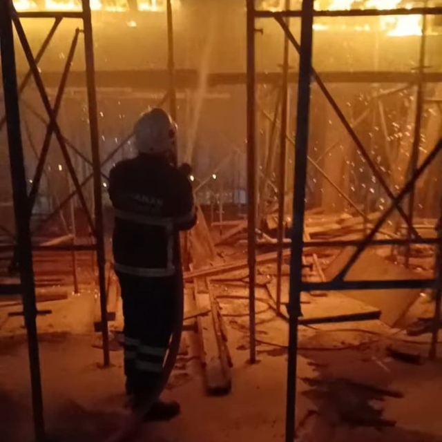 İnşaat halindeki binanın çatısında korkutan yangın