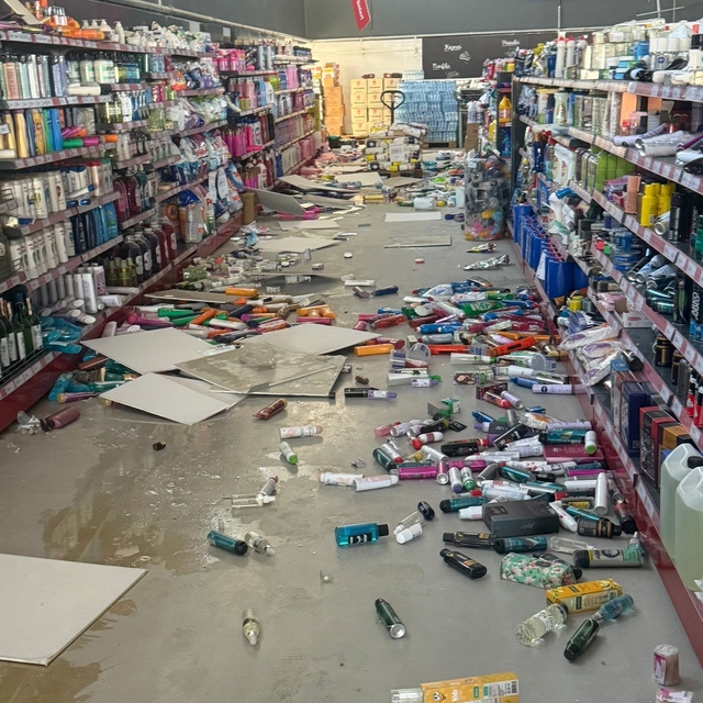 Buldan'da 5.1'lik depremin ardından bazı işletmelerde hasar meydana geldi