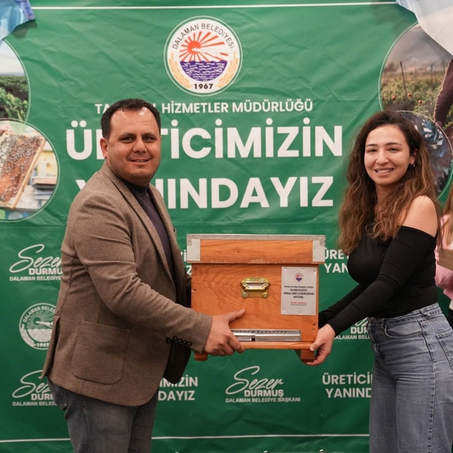Dalaman Belediyesi'nden genç arıcılara kovan desteği