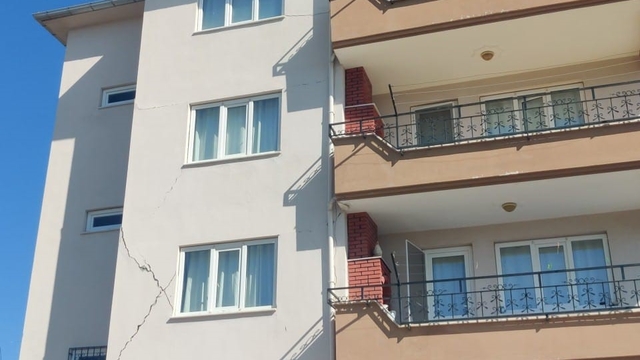 5.1 büyüklüğündeki depremin merkez üssü olan Buldan'daki eski yapılarda büyük hasarlar oluştu