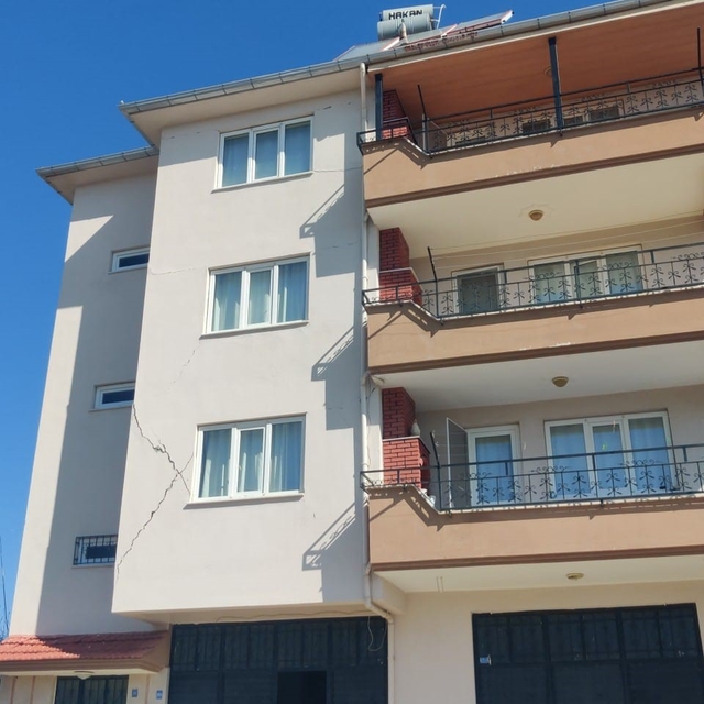 5.1 büyüklüğündeki depremin merkez üssü olan Buldan'daki eski yapılarda büy...