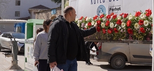 8 Mart’ta Kestel çiçek açtı...Kadınlar için bilboardların altına çiçek bırakıldı Başkan Erol kadınlar için Kestel’i çiçeklerle donattı