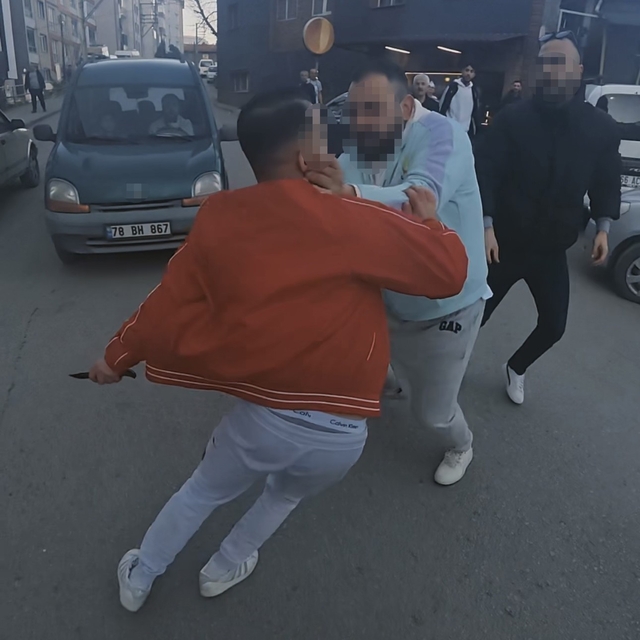 Yol verme kavgasında bıçak çeken adamı vatandaşlar engelledi