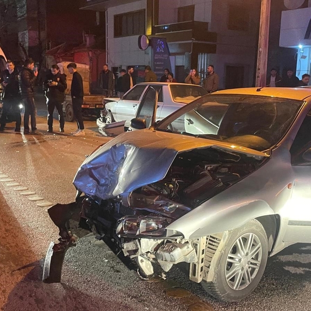 Park halindeki araca çarpan otomobil kamerada: 2 yaralı
