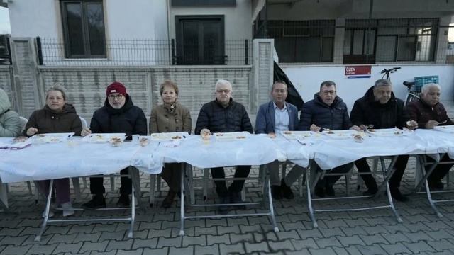 Burhaniye' de toplu iftar geleneği devam ediyor