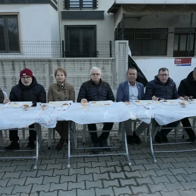 Burhaniye' de toplu iftar geleneği devam ediyor