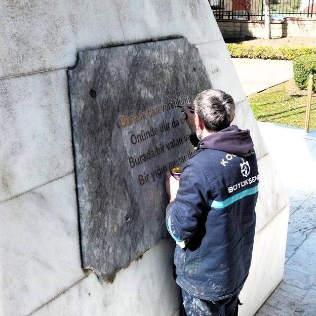 Şehitlikler 18 Mart'a hazırlanıyor