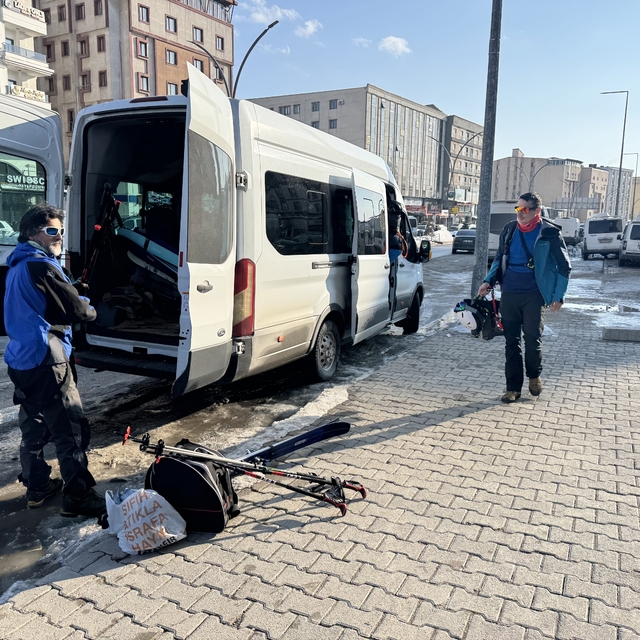 Çekya ve İsviçre'den gelen dağcılar Hakkari'de dağ kayağı yaptı