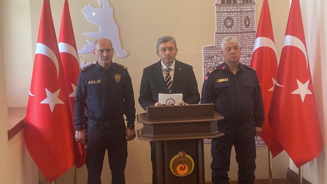 Antalya'da düzensiz göçmen botu faciası: 14 ölü
Antalya Valisi Hulusi Şahin:
"Maalesef denize düşerek hayatını kaybeden 14 kişinin cansız bedenine ulaşılmıştır"
"Sahil Güvenlik ekiplerinin dur ihtarına uymayarak kaçmaya çalışan bot, yaptığı yüksek süratli manevralar nedeniyle Sahil Güvenlik teknesine temas etmiş ve göçmenlerden bir kısmı denize düşmüştür"