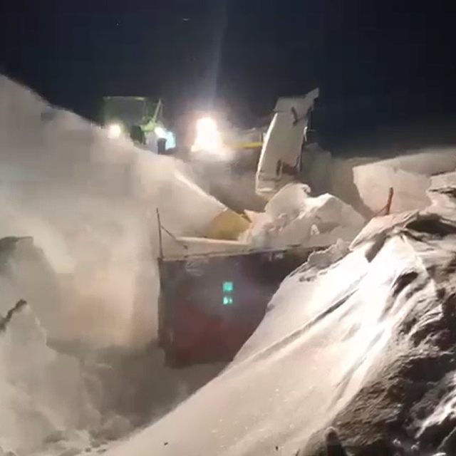 Kar kaplanları Arpaçay'da gece gündüz çalışıyor