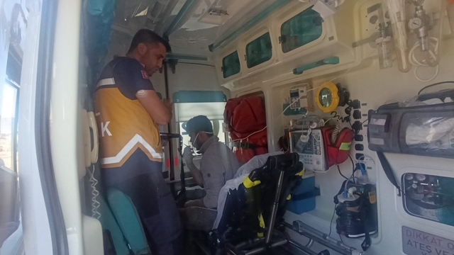 Bakım sırasında tur teknesi alev aldı dumandan etkilenen işçi hastanelik oldu
Manavgat'ta tur teknesinde çıkan yangın korkuttu