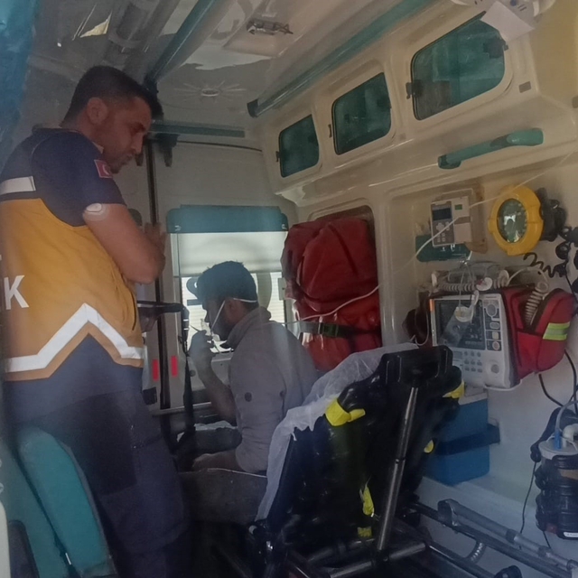 Bakım sırasında tur teknesi alev aldı dumandan etkilenen işçi hastanelik ol...