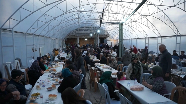 Bu köyde herkes aynı sofrada iftar yapıyor
Yaşlı ve hastaların evlerine yemekler köy halkı tarafından ulaştırılıyor
Köy halkı imece usulü hazırladıkları iftar sofralarında her akşam yaklaşık 250-300 kişiyi aynı sofrada buluşturuyor