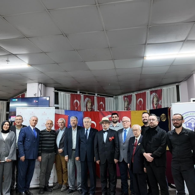 Sağlık çalışanları, huzur evi sakinleriyle iftarda