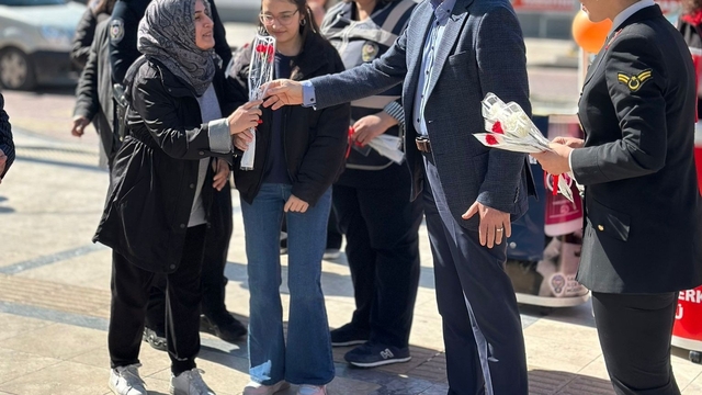 Salihli'de kadına yönelik şiddete karşı bilgilendirme stantları kuruldu