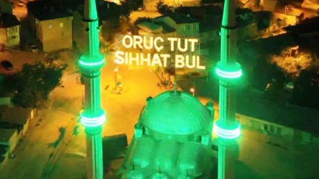 Emet'te Ramazan coşkusu mahya ile taçlandı