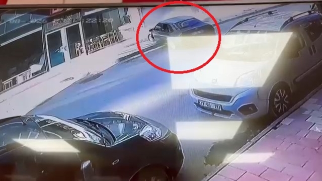 Otomobilin mobilya mağazasına girdiği kaza kamerada