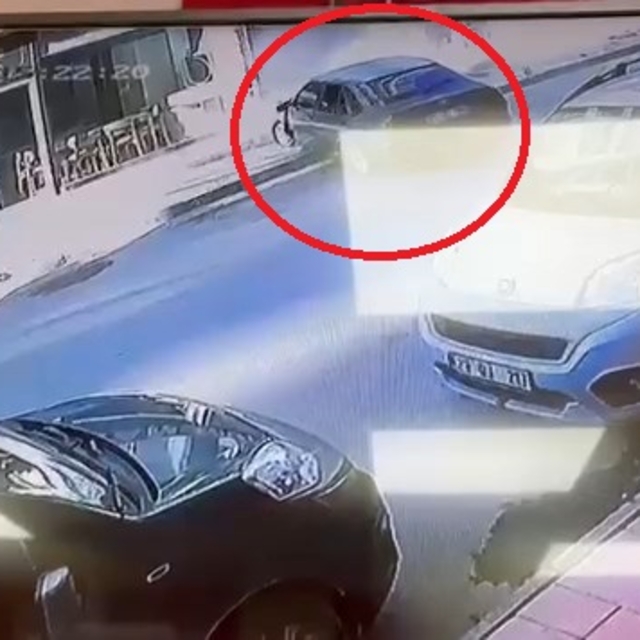 Otomobilin mobilya mağazasına girdiği kaza kamerada