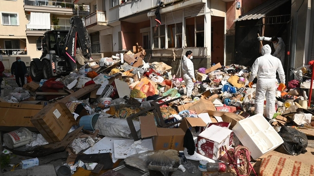 Karabağlar'da çöp evden 12 kamyon atık çıkarıldı