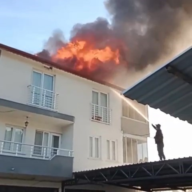 Evin çatısı küle döndü