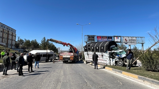 Gaziantep'te kamyonet ile minibüs çarpıştı: 4 yaralı