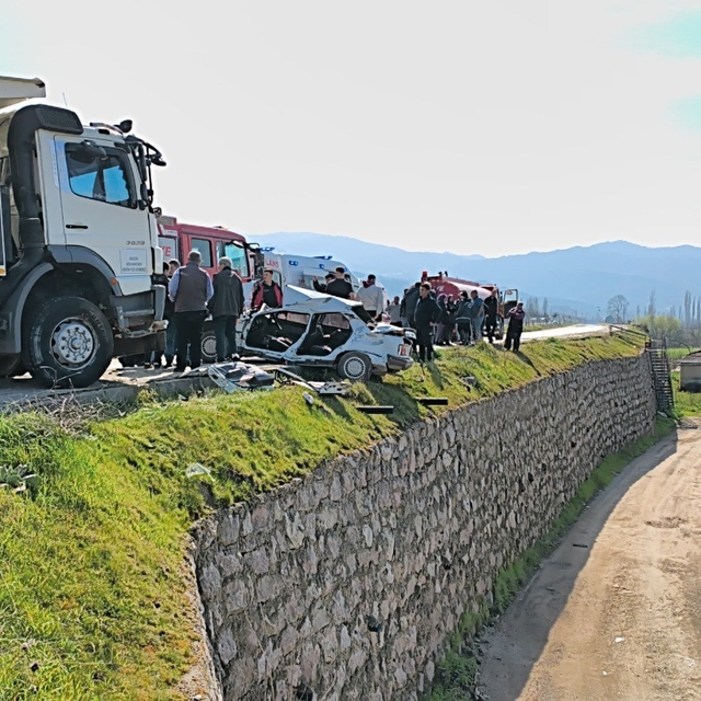 Balıkesir'de feci kaza: 1 ölü, 2 yaralı