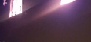 Altınözü'nde evden alevler yükseldi