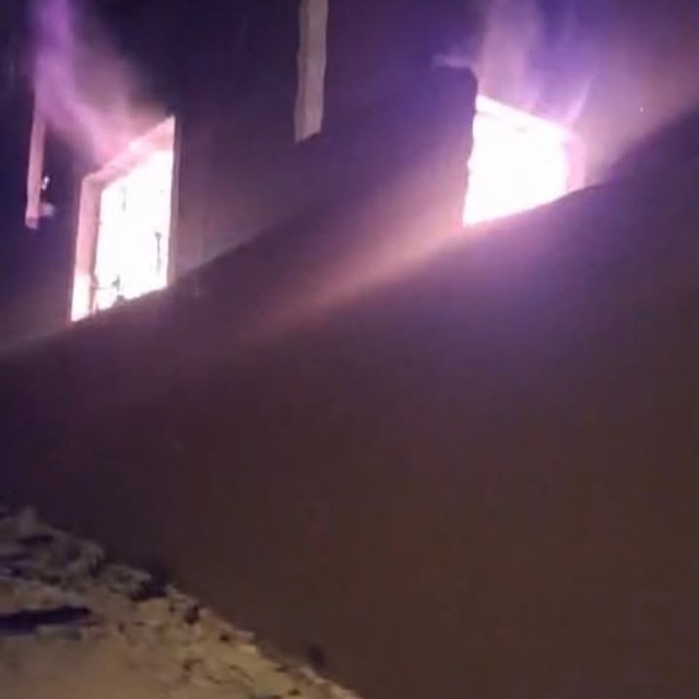 Altınözü'nde evden alevler yükseldi