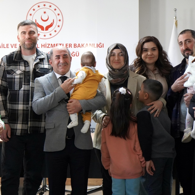 10 çocuk, koruyucu ailelerle sıcak yuvaya kavuştu