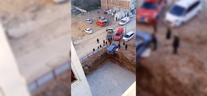Otomobiliyle inşaat temeline düşmekten sona anda kurtuldu