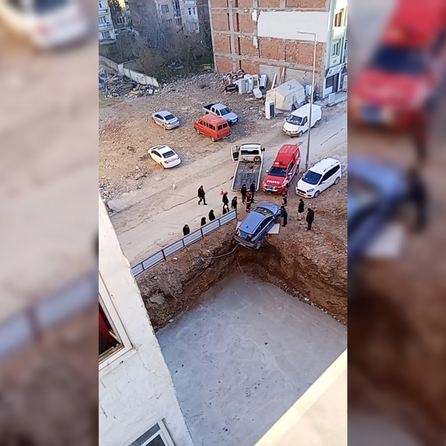 Otomobiliyle inşaat temeline düşmekten sona anda kurtuldu