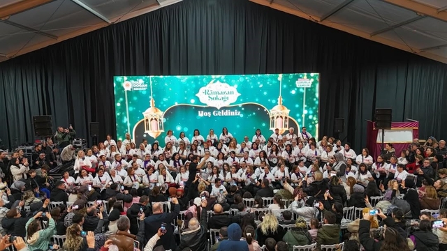 Kadınlardan ritim gösterisi
Kadınlar darbukalarla ritim tuttu, Samsun Ramazan Sokağı coşkuyla doldu